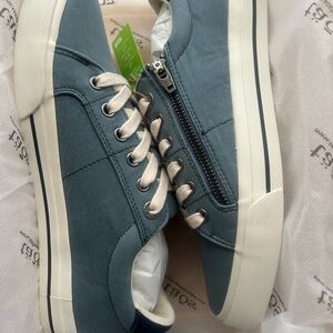 Women’s Taos Z Soul Low-Top Sneakers in Lake Blue/Navy Distressed - Brand New